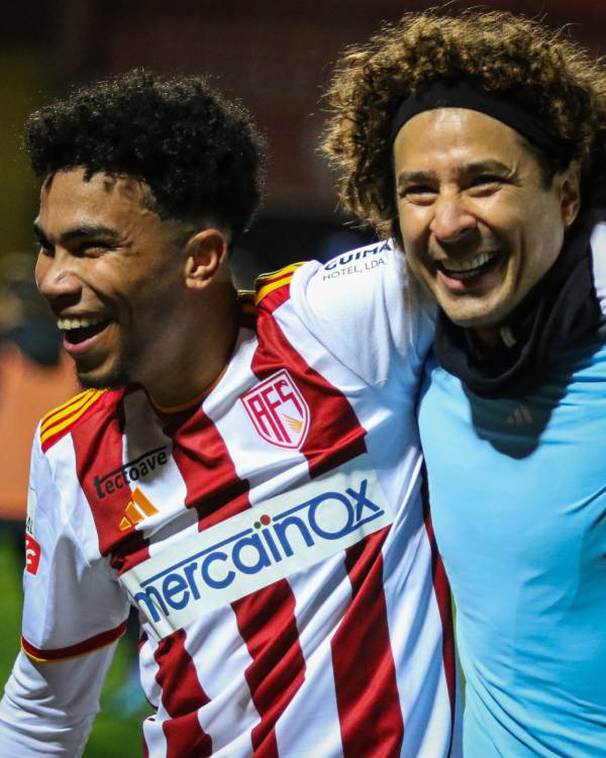 Ochoa abraza a un compañero tras el juego ante Gil Vicente (@afs_viladasaves)