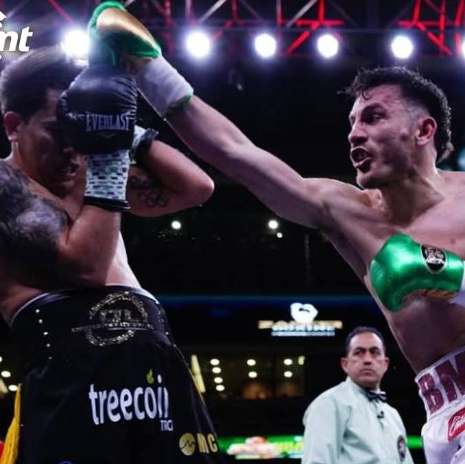 Omar Chávez golpea a Misael Rodríguez (@zanferpromotions)