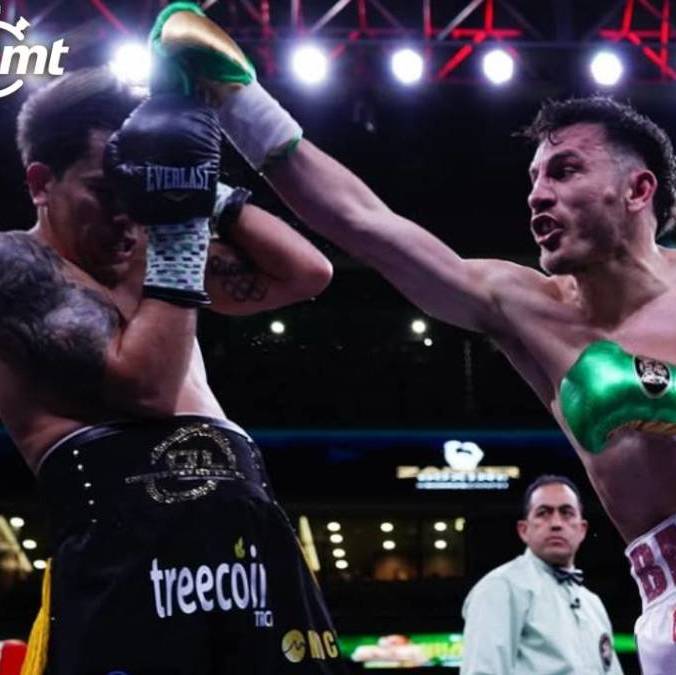 Omar Chávez golpea a Misael Rodríguez (@zanferpromotions)