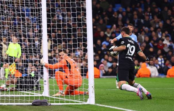 Santiago Giménez remató así para anotar al Manchester City (Reuters)