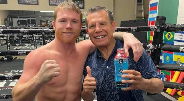 Canelo Álvarez abraza a Julio César Chávez (@jcchavez115)