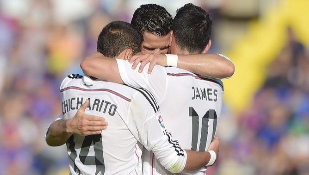 Cristiano festejó con Chicharito y James. (Foto: FIFA Español)