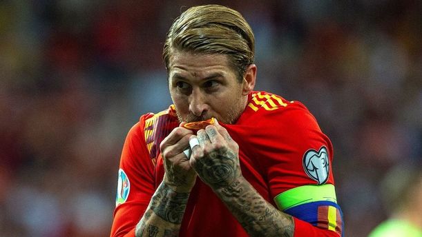 Sergio Ramos besa el escudo de España (EFE)