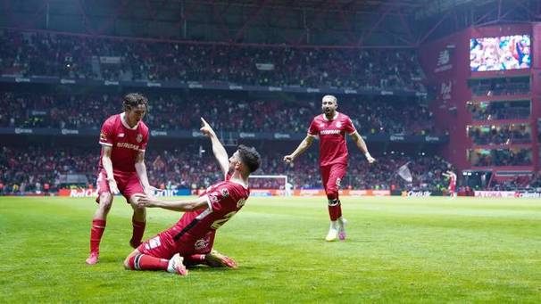Paulinho es felicitado por sus compañeros (Imago7)