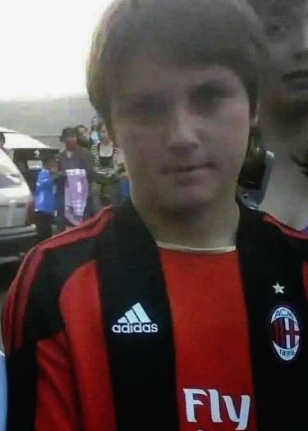 Santi Giménez de niño vistiendo la playera del Milan (Captura)