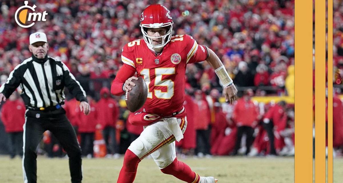 Patrick Mahomes corre con el balón en un juego de los Chiefs (Reuters)
