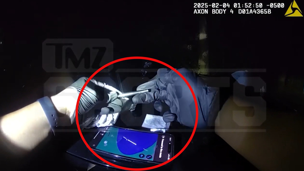 En la cámara de video del oficial se pudo observar una bolsa con polvo blanco y un pequeño tubo de metal. Foto: TMZ