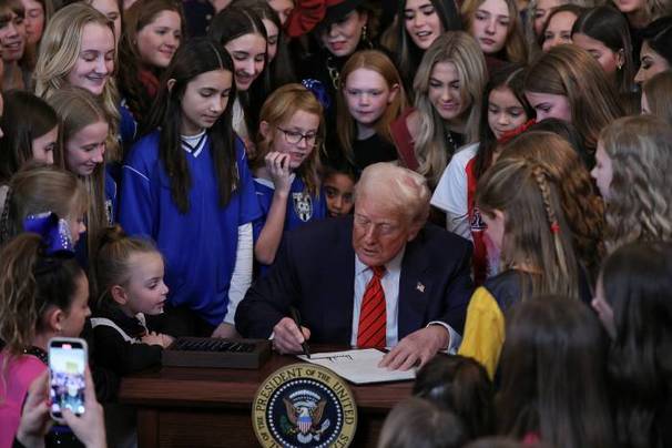 Donald Trump firma la orden ejecutiva contra las mujeres transgénero (Reuters)