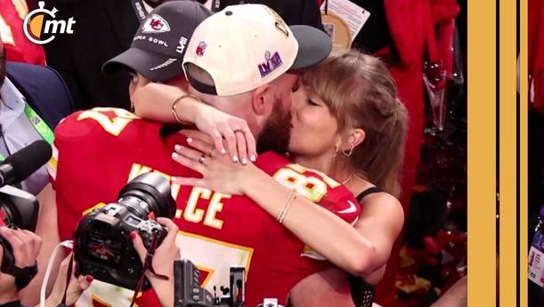 Taylor Swift y Travis Kelce se besan en el Super Bowl LVIII (Captura)
