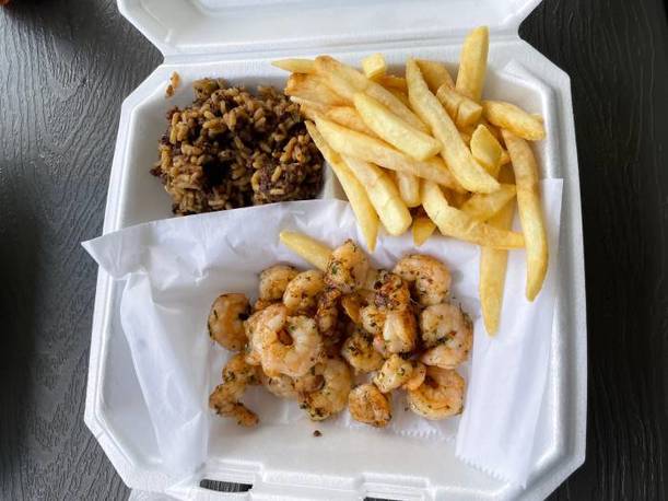 Los camarones con papas fritas son de las especialidades (Li’l Dizzy Café)