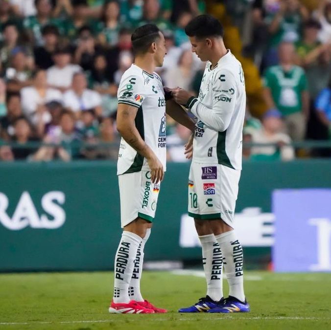 James Rodríguez le ha entregado el gafete a Andrés Guardado cuando coinciden en sustitución (Imago7)