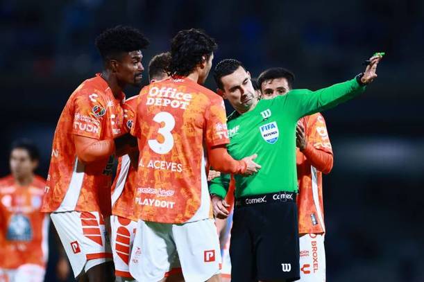 Jugadores de Pachuca reclaman a César Ramos (Imago7)