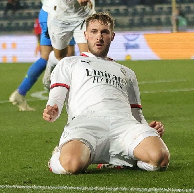Santiago Gimenez suma un gol y una asistencia en sus primeros dos juegos con el Milan (X: @SerieA_EN)