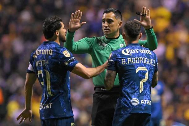 Jugadores del América reclaman al árbitro López Peñuelas (Imago7)