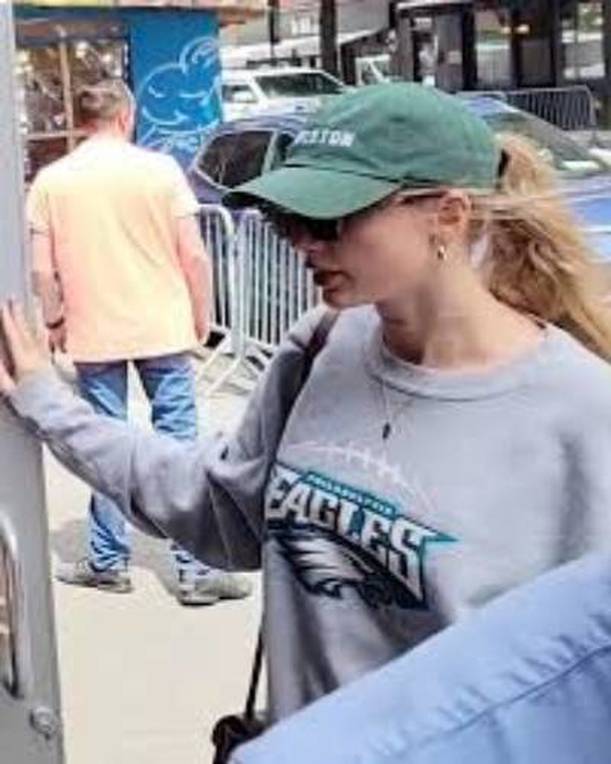 Taylor Swift con ropa de Eagles (Captura)