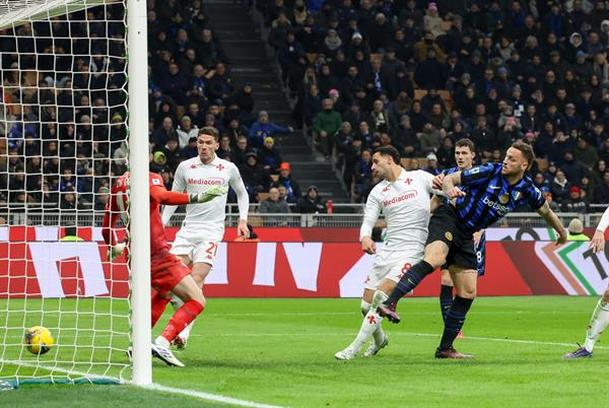 Marko Arnautovic remata para el gol definitivo del Inter (EFE)