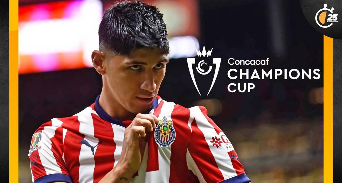 Alan Pulido besa el escudo de Chivas (Mexsport)
