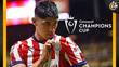 Alan Pulido besa el escudo de Chivas (Mexsport)