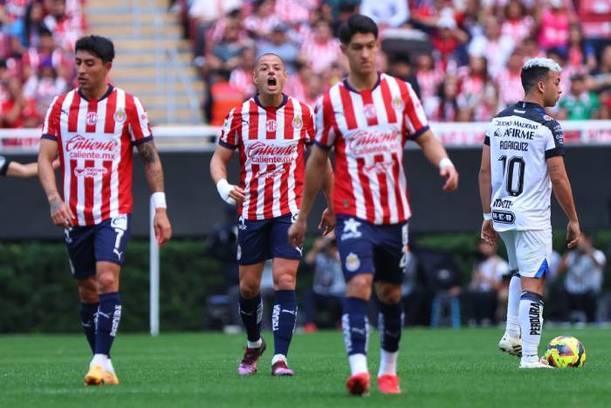 Chicharito grita en un partido de Chivas (Imago7)