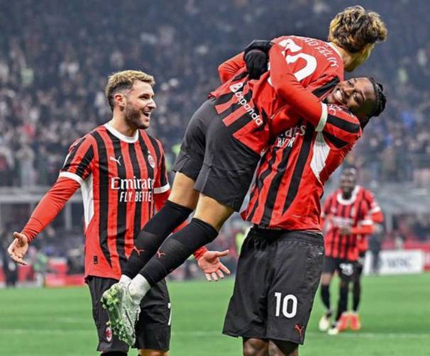 Gimenez celebra el gol con Leao y Félix (@acmilan)