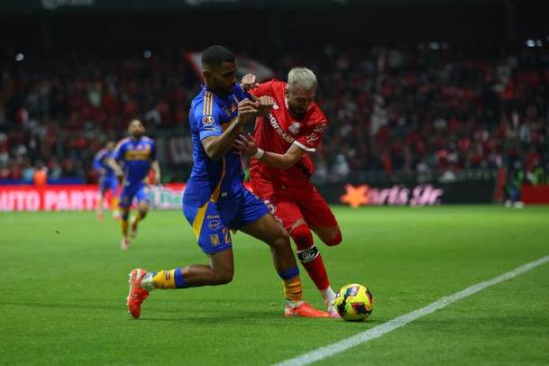 HH pelea por el balón en un juego de Toluca (Imago7)