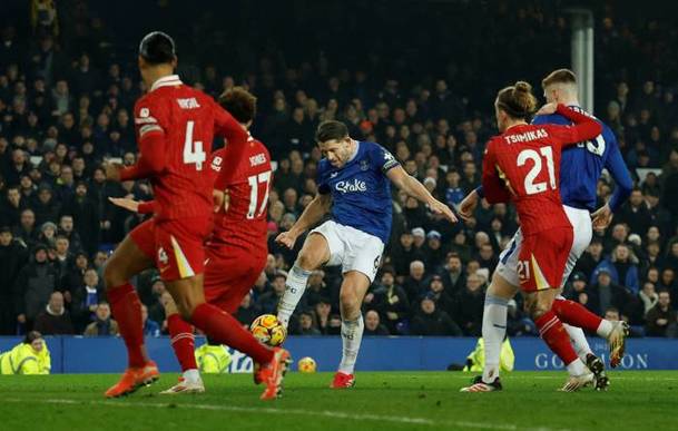 Tarkowski empalma el balón para el gol definitivo (Reuters)