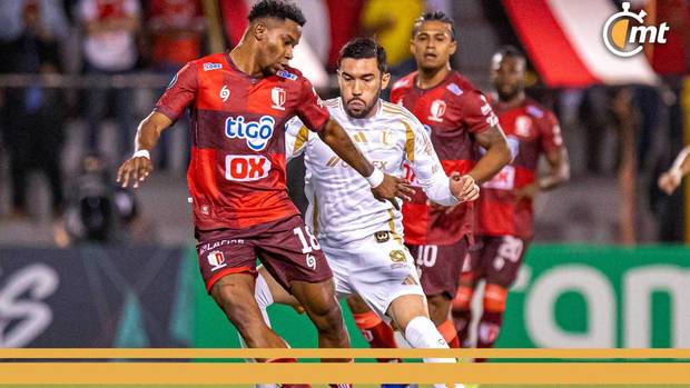 Vigón intenta robar el balón al Real Estelí (Mexsport)