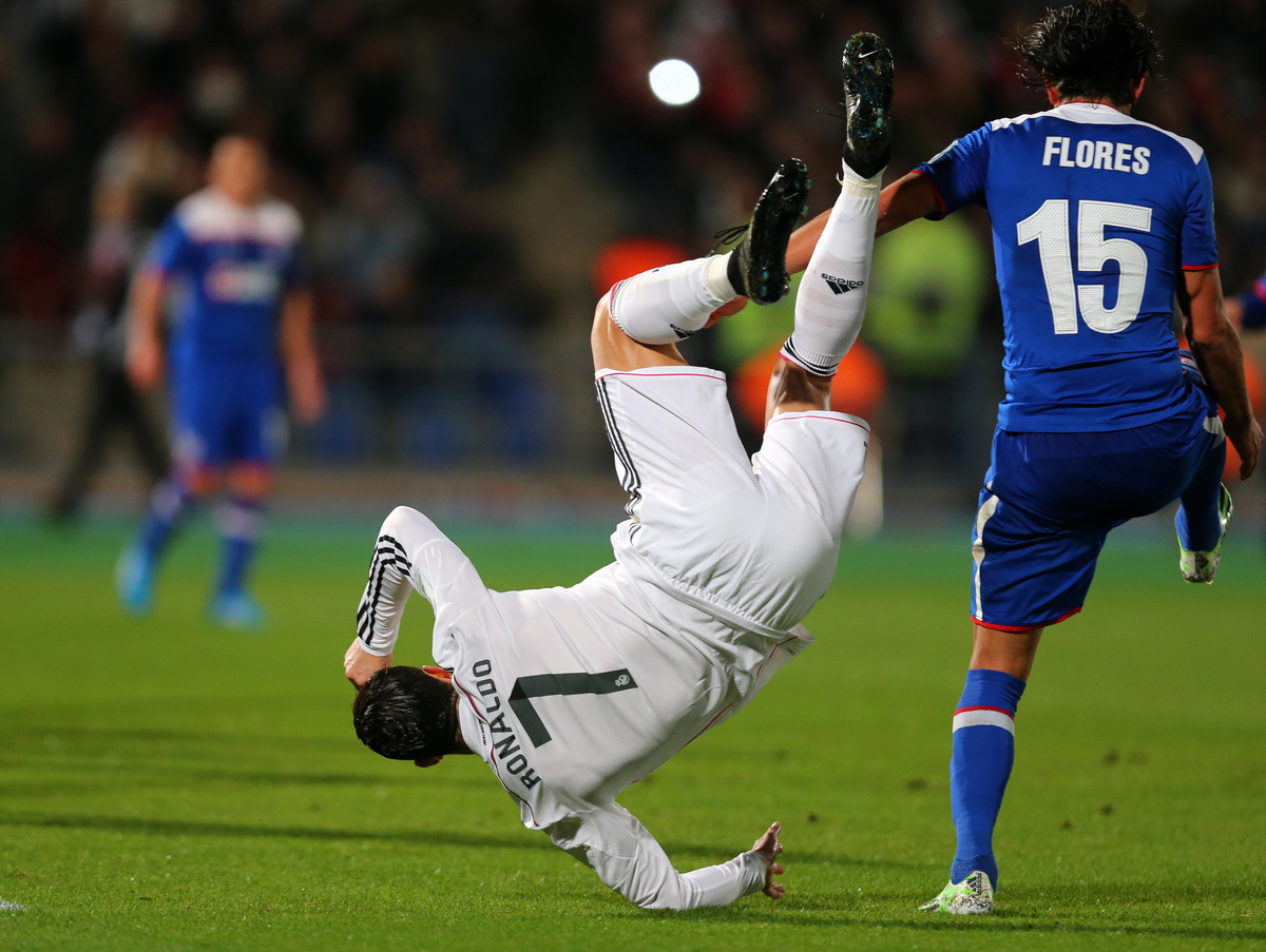 Cristiano Ronaldo cae tras disputa con Jerry Flores en el Mundial de Clubes del 2014 (Mexsport)