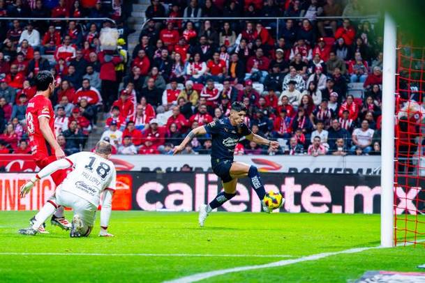 Alan Pulido remata en el gol anulado de Chivas (Imago7)