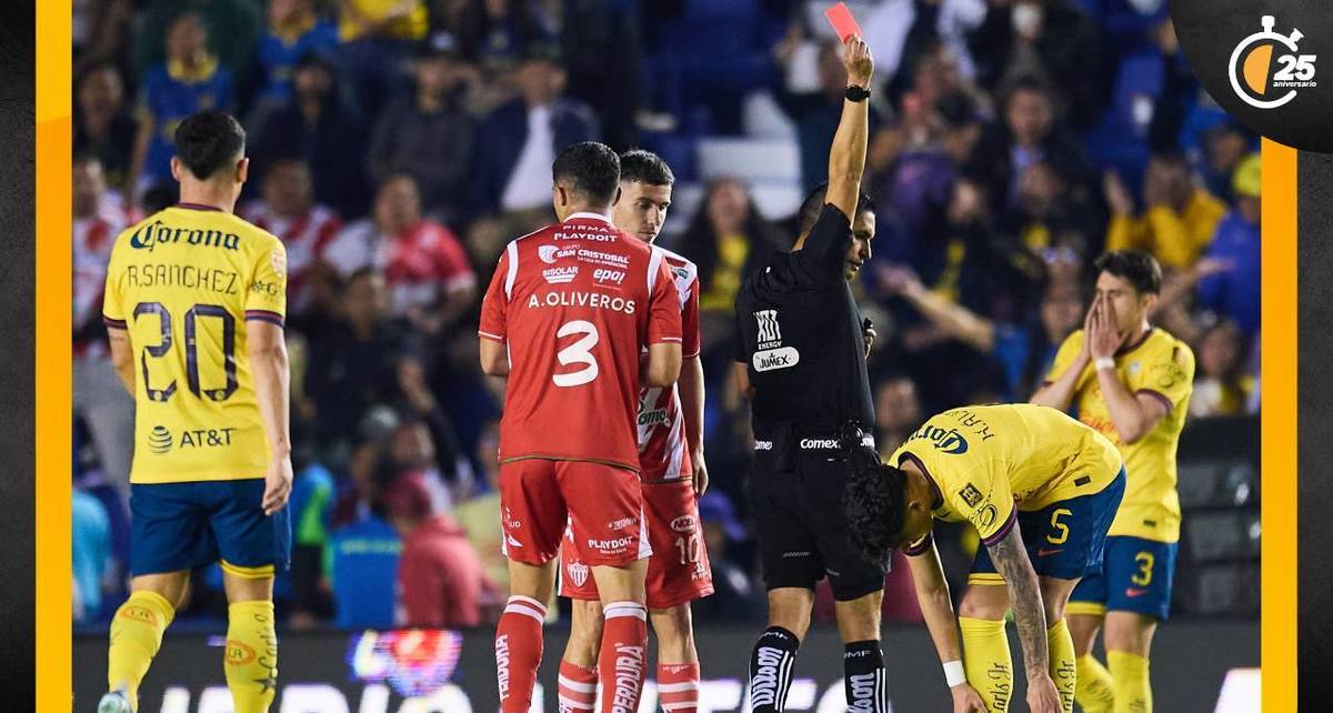El árbitro Óscar Mejía en el América vs. Necaxa (Mexsport)