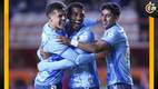 John Kennedy es felicitado tras uno de sus goles (Imago7)