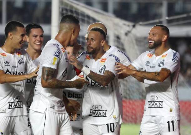 Neymar es felicitado por sus compañeros (Reuters)