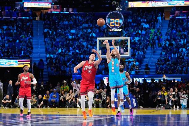 Steph Curry lanza un tiro desde la mitad de la duela (Reuters)