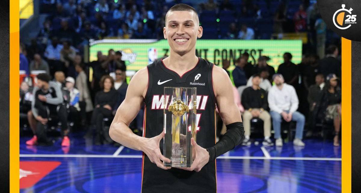 Tyler Herro recibe su trofeo de ganador (Reuters)