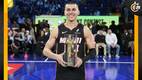 Tyler Herro recibe su trofeo de ganador (Reuters)