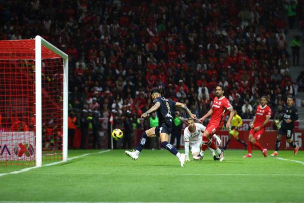 Alan Pulido anota el gol anulado de Chivas en Toluca (Imago7)