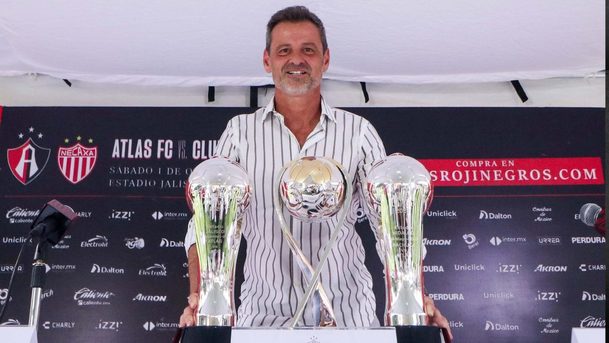 Diego Cocca con los títulos que ganó como DT de Atlas (Imago7)
