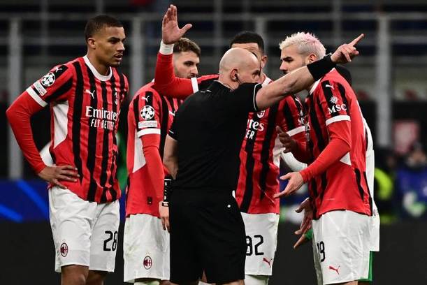 Theo Hernández tras ser expulsado en la Champions League (AFP)