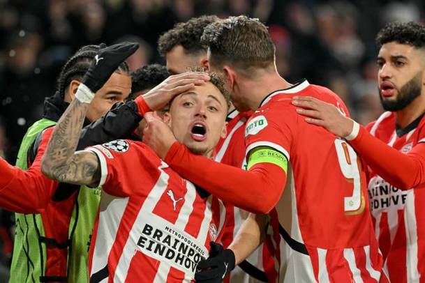 PSV festeja el pase a Octavos de Final (AFP)