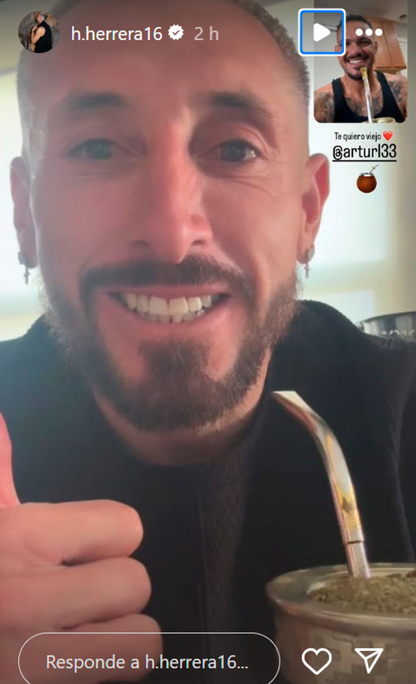 Héctor Herrera lució sonriente tras anunciarse su separación de Shantal Mayo.