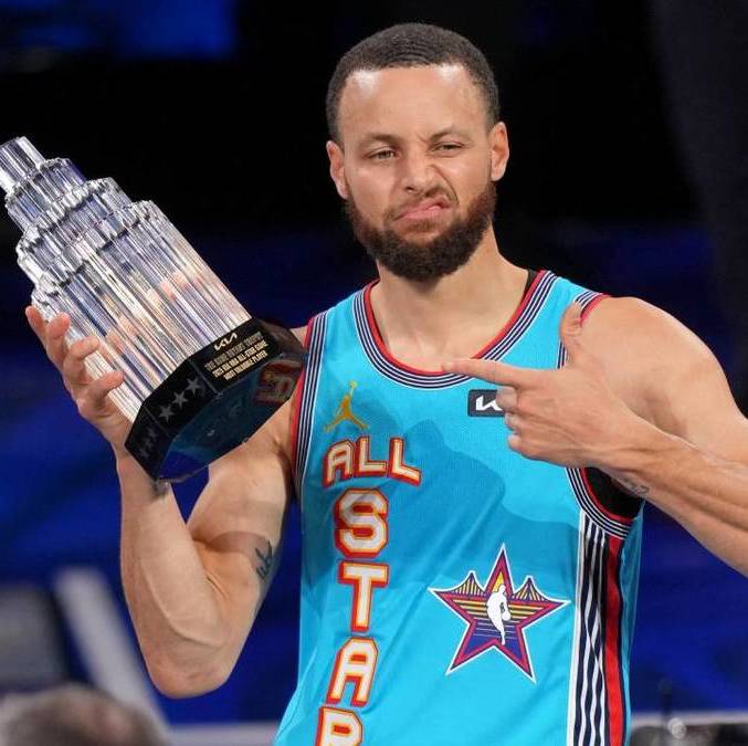 Steph Curry presume su galardón como MVP del All Star Game (Reuters)