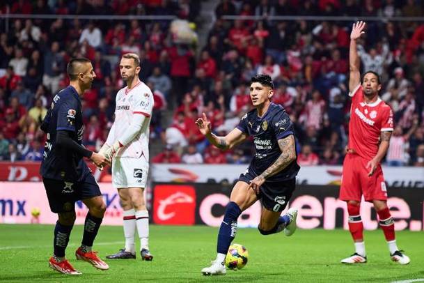 Alan Pulido reclama luego de su gol anulado (Mexsport)