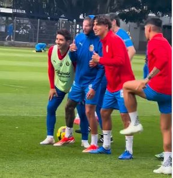 'Messi' posa con sus compañeros en Verde Valle (Captura)