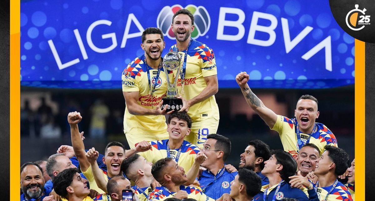 Miguel Layún y Henry Martín levantando el título del Apertura 2023 (Imago7)