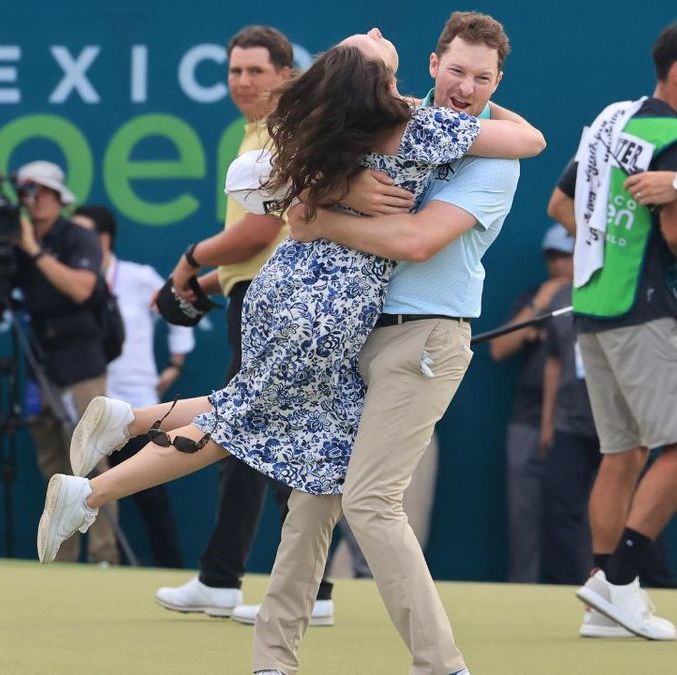 Brian Cambpell festjando con su pareja tras ganar el México Open at VidantaWorld (Cortesía)