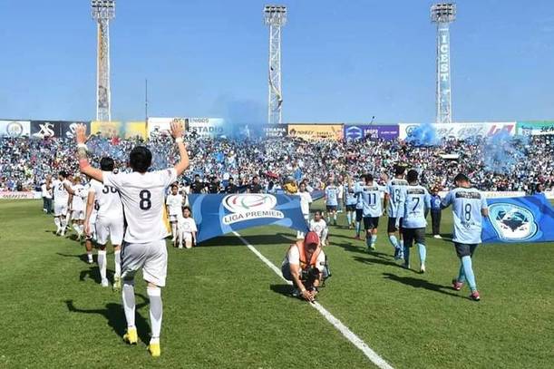 Jugadores entran el campo en partido de la Liga Premier