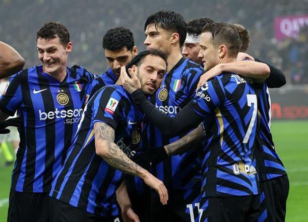 Calhanoglu es felicitado tras su gol (EFE)