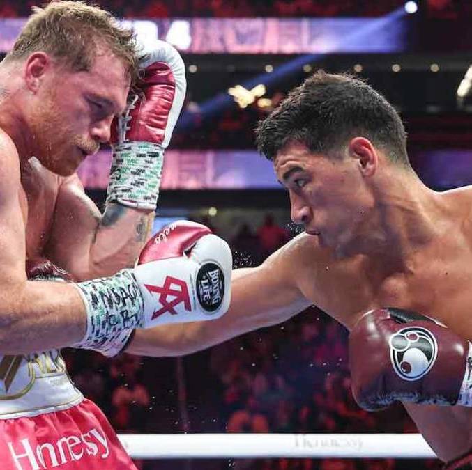 Canelo Álvarez recibe un golpe de Bivol en 2022 (Matchroom)