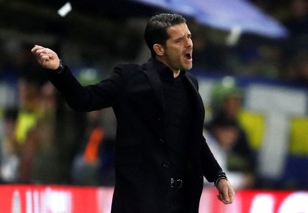 Fernando Gago da indicaciones en la Bombonera (Reuters)