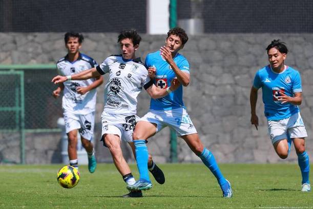 Pelea por el balón en Cruz Azul vs. Querétaro Sub 19 (Imago7)